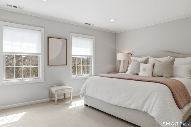 Building Photo - 570 Danbury Rd