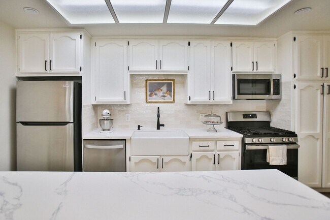 Building Photo - Los Caballeros #001