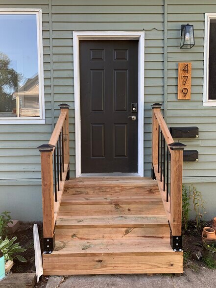 Front entrance has keypad lock. No sets of multiple keys! - 479 Michigan St.