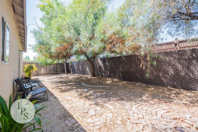 Building Photo - Fresno Sunnyside Home, 4BR/2BA, Built 2000...