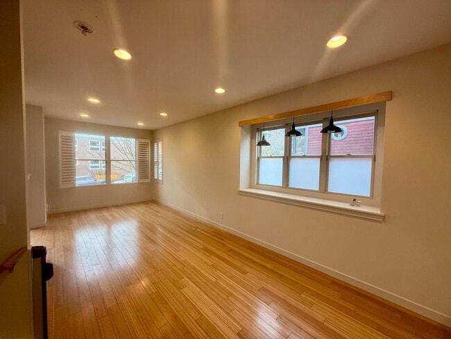 Building Photo - Columbia City Townhome