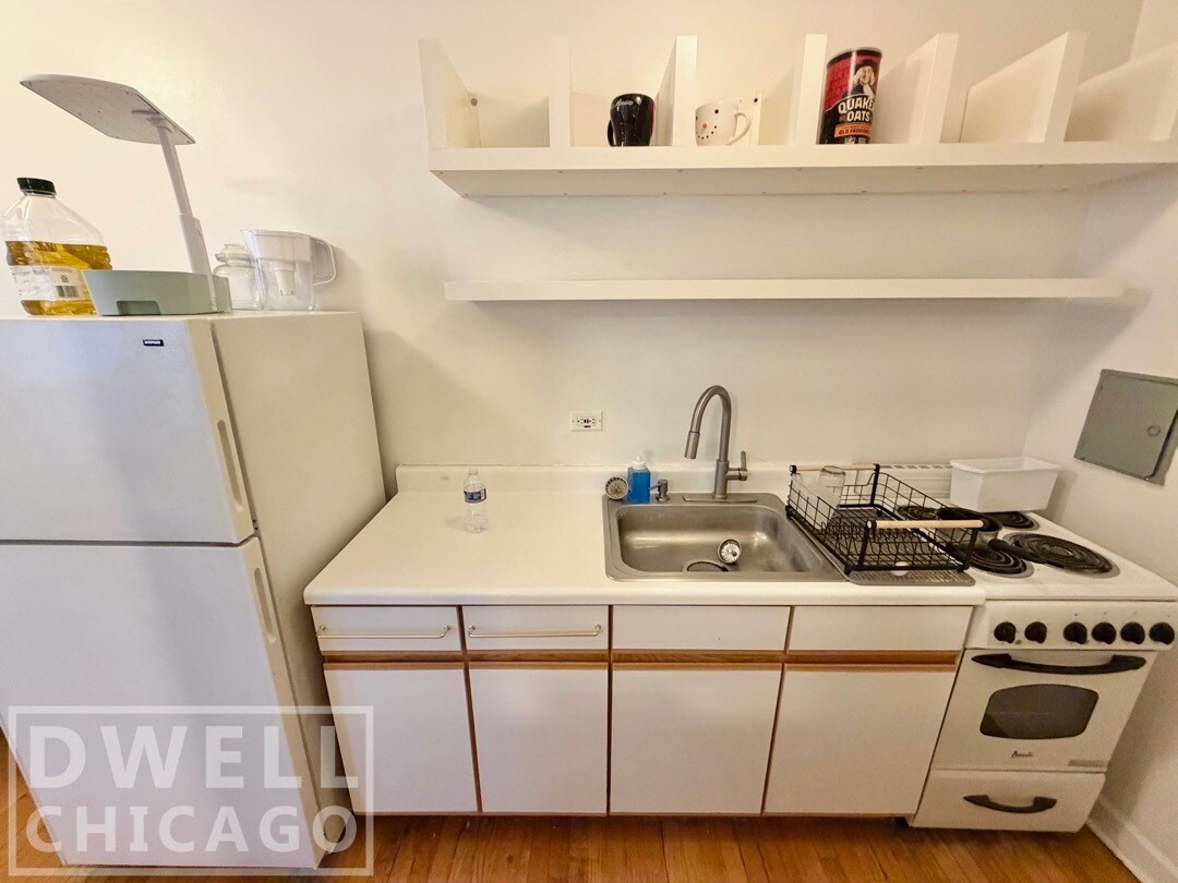 Building Photo - 3350 N Marshfield Ave