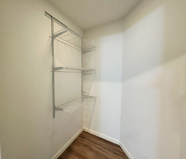 Building Photo - Cozy, Conveniently Located Large One Bedroom Condo!