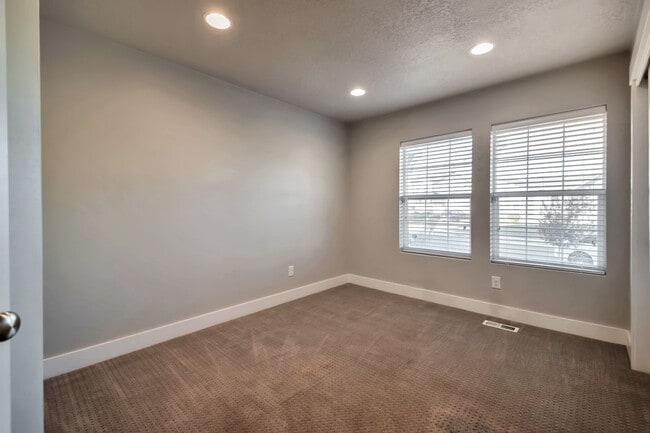 Building Photo - Incredible 6 bedroom Rambler in West Jordan