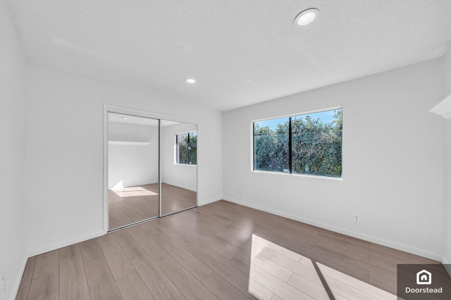 Building Photo - 7239 Balboa Blvd