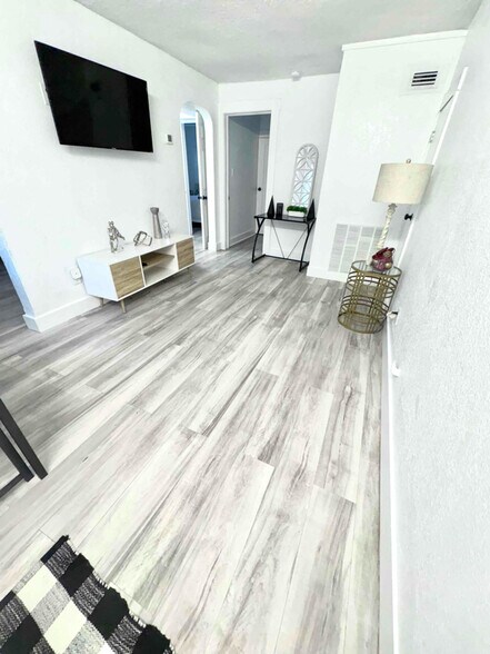 Building Photo - 1211 E 18th Ave