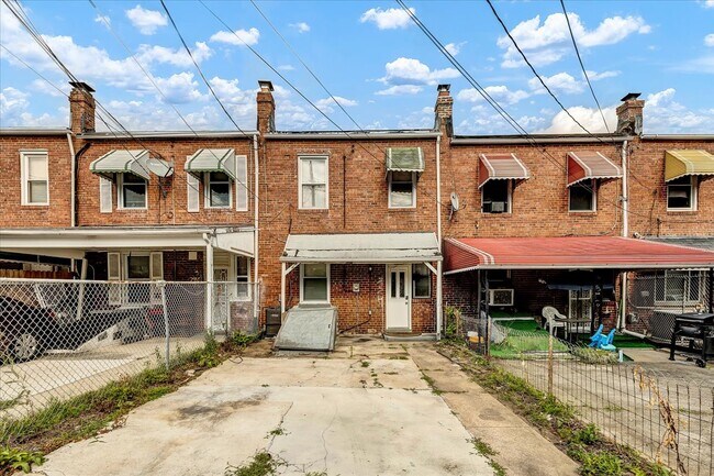 Building Photo - 324 Allendale St