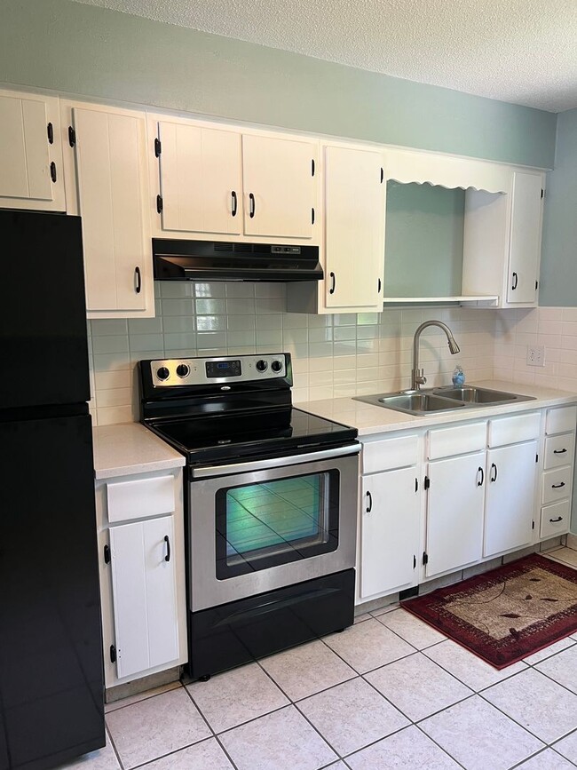 Building Photo - Simple Home in East Springfield