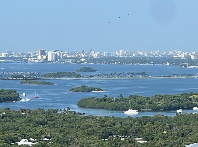 Building Photo - 15811 Collins Ave