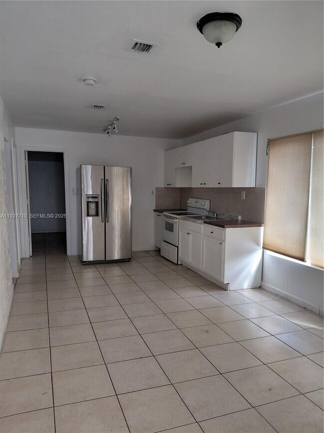 Building Photo - 3171 NW 28th St