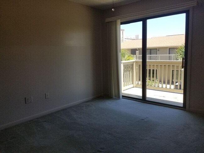 Building Photo - Beautiful Townhome 2 Bedroom 2.5 Bathroom