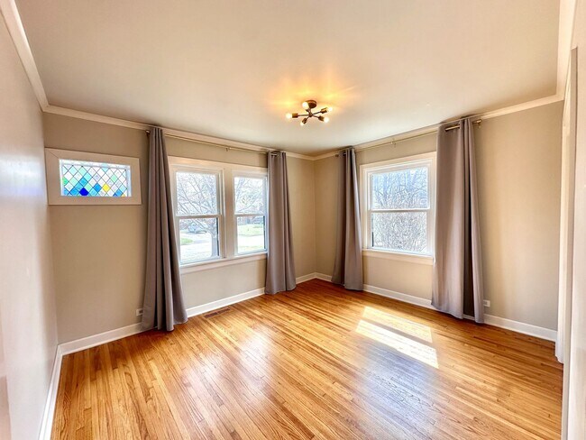 Building Photo - Charming Mid-Tulsa Home