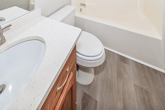 Building Photo - 5370 Russell Dr