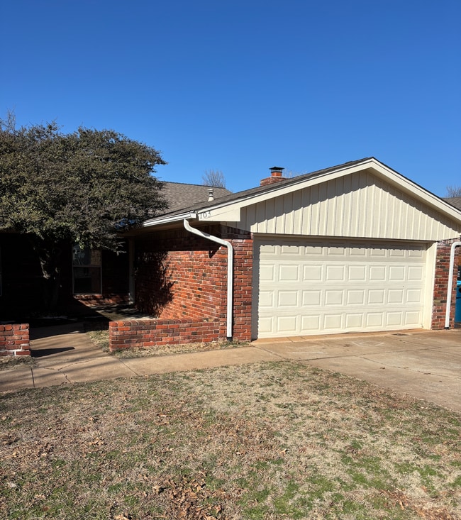 Building Photo - 3 bedroom 2 bath Edmond Duplex