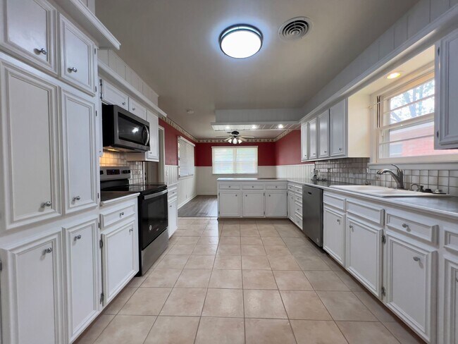 Building Photo - Stunning Large Home