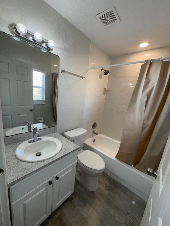 Building Photo - 553 E Ridge Cir N