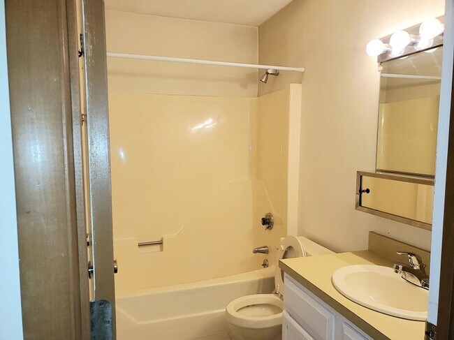Building Photo - Fabulous 2 bed 2 bath Sunderland Heights C...