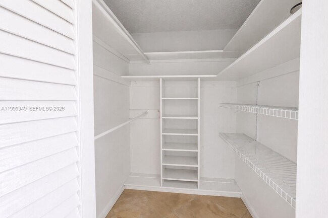 Building Photo - 950 Hillcrest Dr