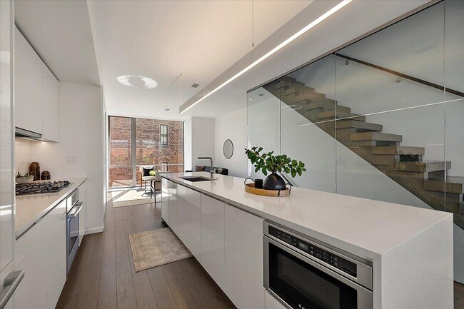 Building Photo - 3105 Brush St