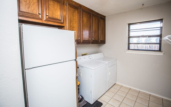 Building Photo - Available June 15th: Spacious 3 Bed, 2 Bath Ready for You!
