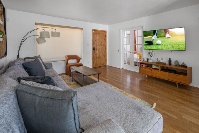 Building Photo - COMING SOON! Fully Furnished 3 Bedroom 3 Bathroom Home in Old Town Scottsdale