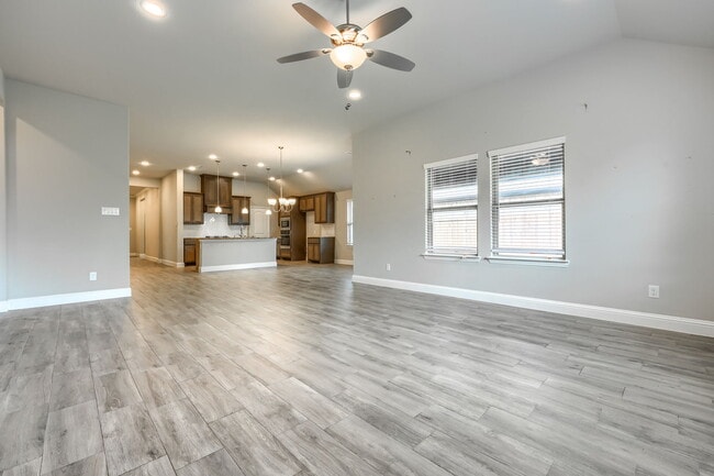 Building Photo - 580 Bradley Dr