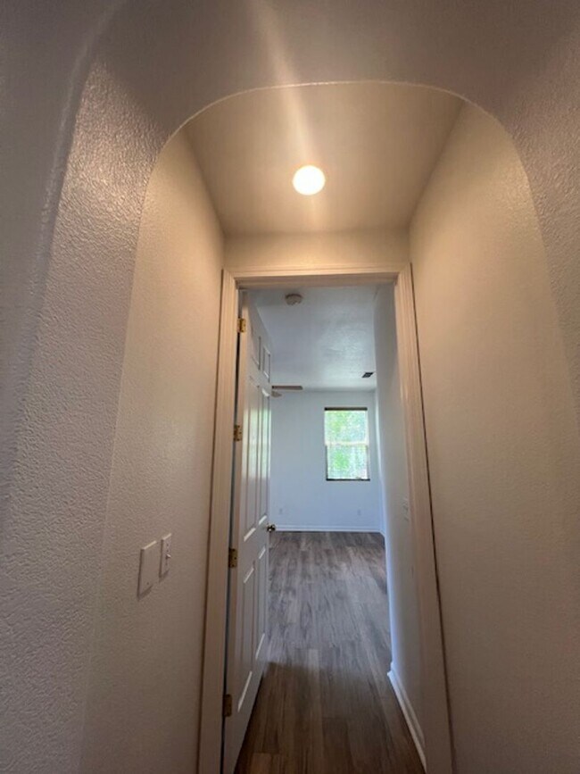 Building Photo - Single Story 3 Bedroom Home in Lincoln Acr...