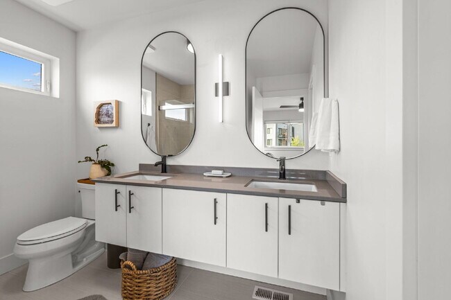Building Photo - Modern Luxury in this end unit Blondie Condo