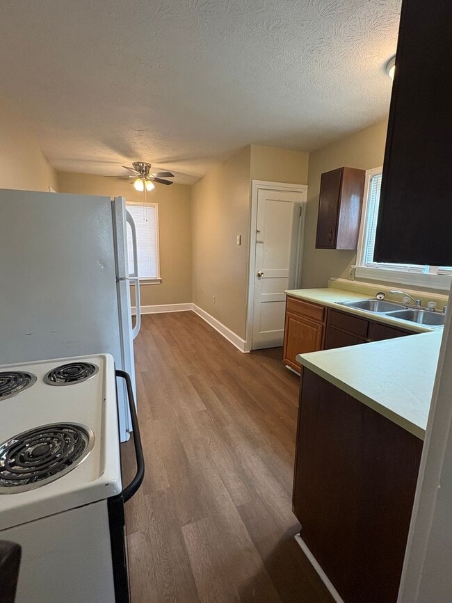 Building Photo - 2 Bed 1 Bath Single Family Brick Home!