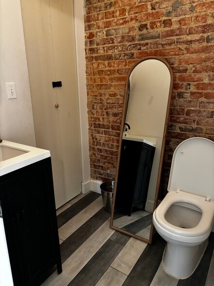 Building Photo - 1107 6th St NE