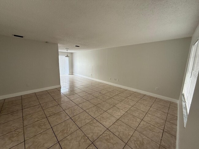 Building Photo - Spacious 3-Bedroom, 2-Bath Home in Prime O...
