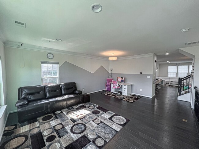Building Photo - Stunning and Spacious 3 Bed, 2.5 Bath End-...