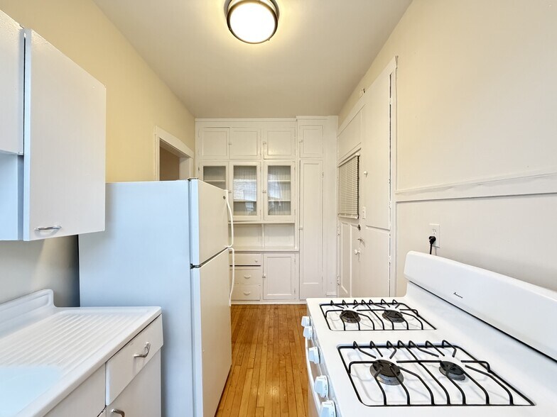 Building Photo - 805 Dempster St