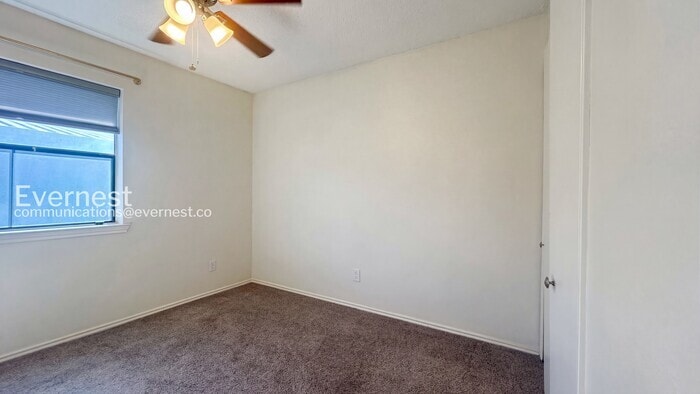 Building Photo - 900 Taulbee Ln