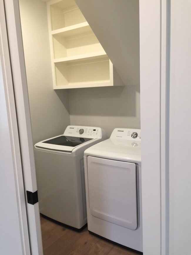 Building Photo - 1207 Sweetbriar Ave