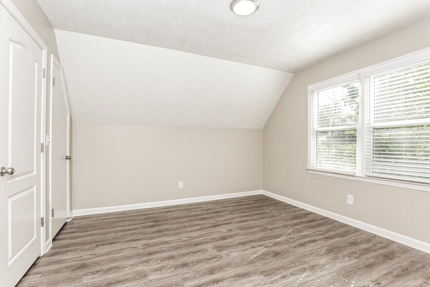 Building Photo - 109 St Michaels Ln