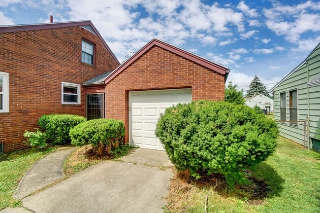 Building Photo - 347 Darrow Ave