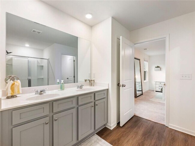 Building Photo - 680 Groover St