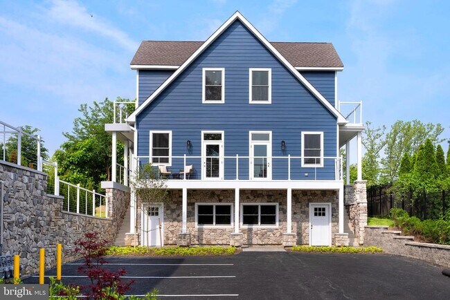 Building Photo - 168 John St