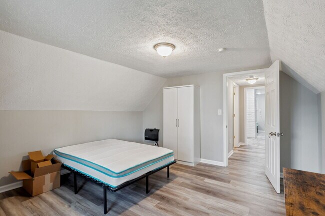 Building Photo - 10908 Churchill Ave