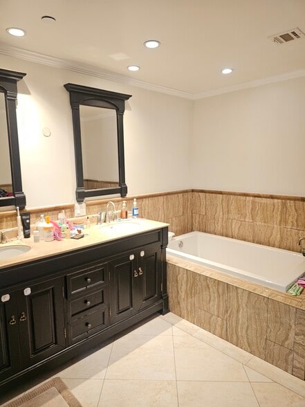 Dual sinks in primary bathroom - 927 S Wooster St