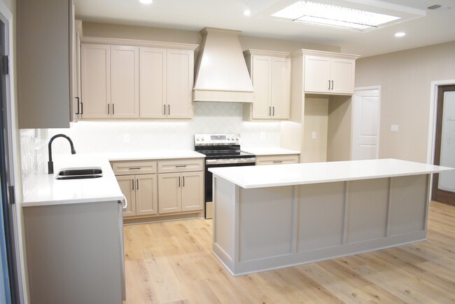 Building Photo - 2713 Sullivan Dr