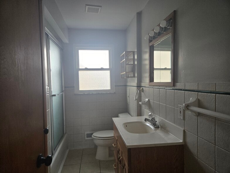 Bathroom - 8221 Pelham Dr