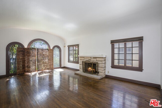 Building Photo - 131 N Citrus Ave