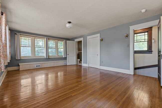 Building Photo - 1720 W 24th St