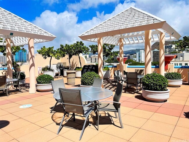 Building Photo - 801 S King St