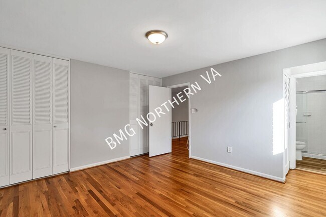 Building Photo - 5207 Gainsborough Dr