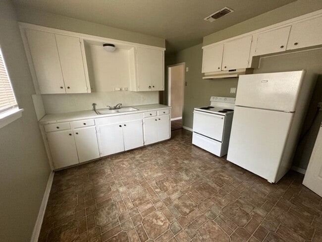 Building Photo - 3 Bed, 1 Bath Bossier Home