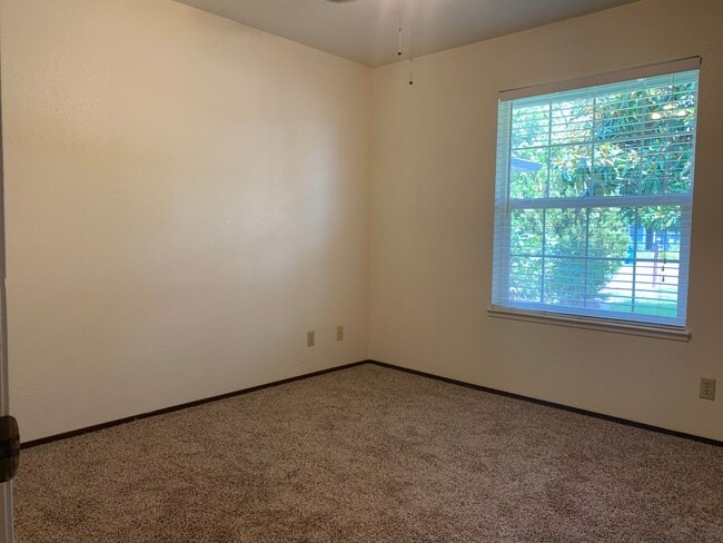 Building Photo - Make this your new home!