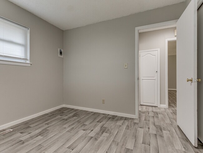 Building Photo - 2104 SW 68th St